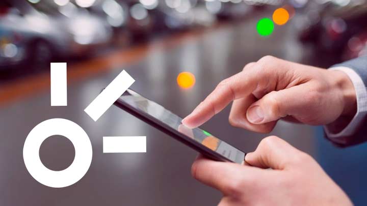 The Brazilian number-portability symbol beside a hand using a smartphone.